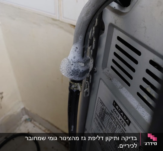 צינור גז מחובר למכשיר עם קצף סבון על החיבור